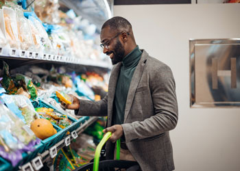 man grocery shopping before using Delta Community Visa credit card