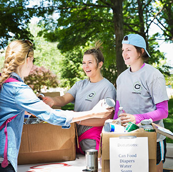 two young women volunteering